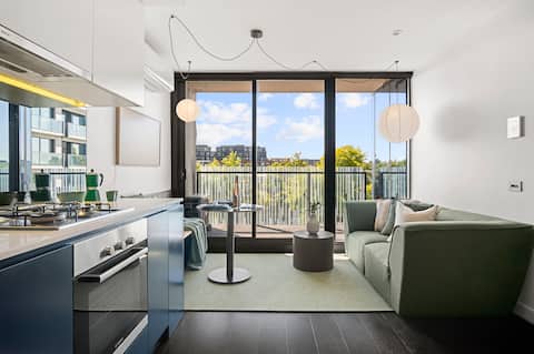 Top performing Airbnb: Stylish 1BR Near CBD | Balcony + Rooftop Spa in West Melbourne