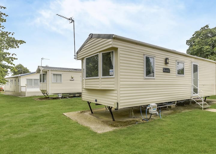 Bronze 2 Bedroom Caravan, Sleeps 4 - Frinton-on-Sea