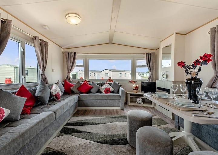 Gold 3 Bedroom Caravan, Sleeps 8 - Clacton-on-Sea