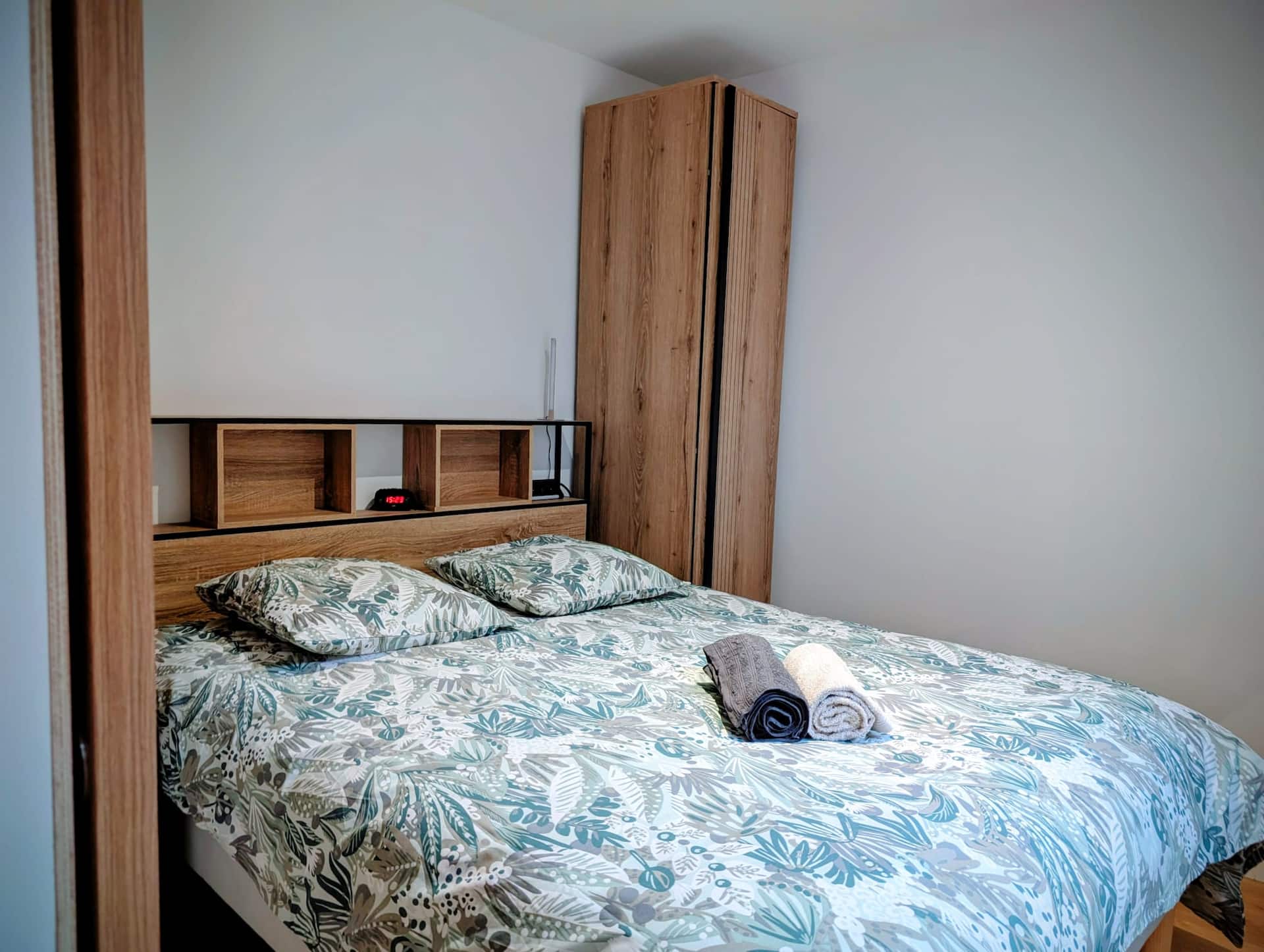 Chambre queen-size — vue détaillée