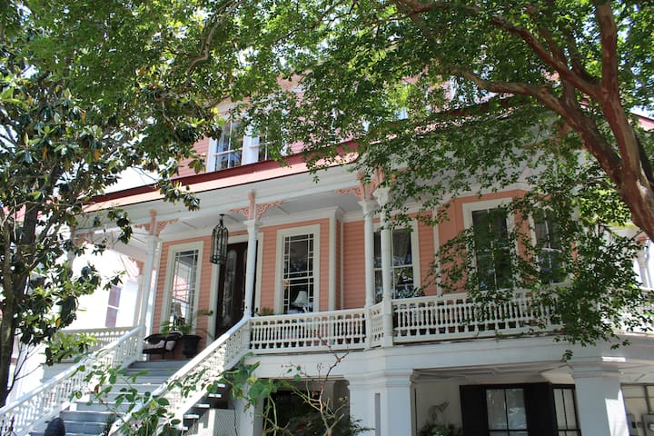 Deluxe Downtown Apartment - Charleston, SC
