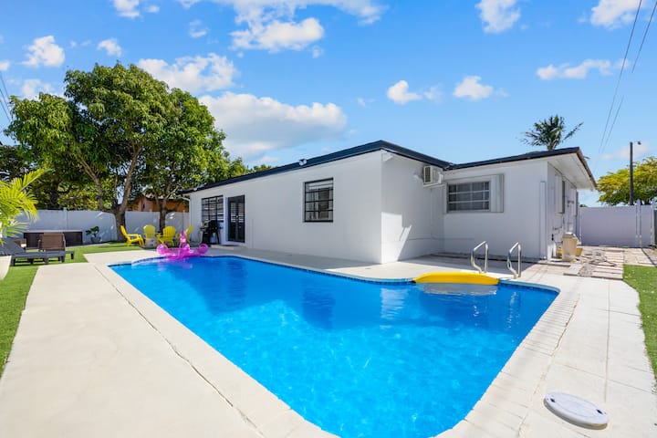 Villa With Jacuzzi, Pool &Hard Rock Stadium Nearby - Pembroke Pines, FL