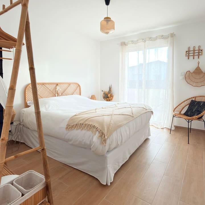 La habitación tiene acceso a una terraza orientada al suroeste y está equipada con una cama queen size con colchón y sobrecolchón de confort, un televisor inteligente 4K, un ventilador de pie y un ropero.