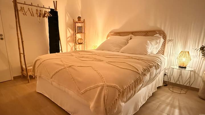 La habitación tiene acceso a una terraza orientada al suroeste, está equipada con una cama queen size con colchón y sobrecolchón de confort, un televisor inteligente 4K, un ventilador de pie y un armario.