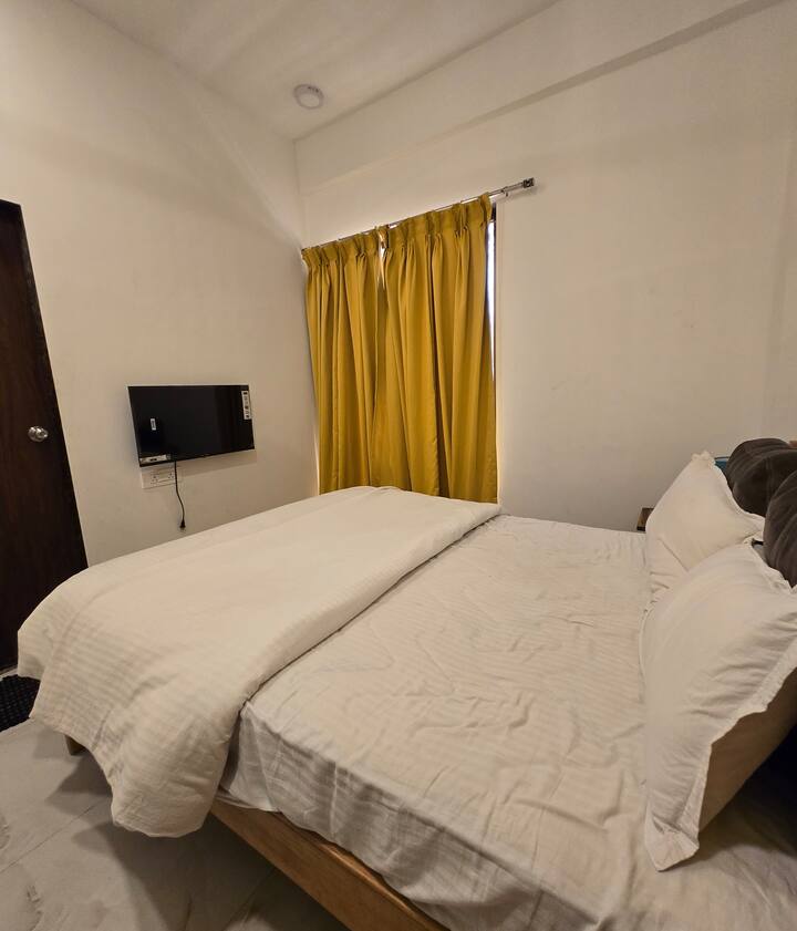 „Udobna glavna spavaća soba s udobnim krevetom, klima-uređajem i ugodnom ambijentalnom rasvjetom za miran boravak.” Čisti interijeri i ugodno okruženje stvaraju miran prostor savršen za opuštanje i dobar san.” ️✨