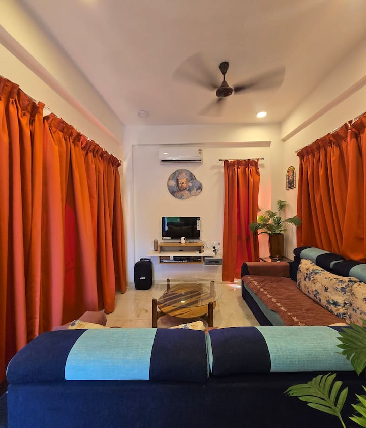 Elegantan i udoban dnevni boravak s udobnim garniturom za sjedenje, živopisnim zavjesama, modernim televizorom i ukusno uređenim interijerom. Topla rasvjeta i elegantni interijeri stvaraju opuštajući prostor savršen za opuštanje ili provođenje kvalitetnog vremena s obitelji i gostima.