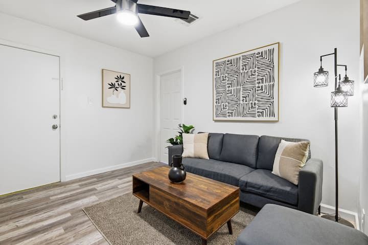 Stylish 2br Near Downtown Houston - Houston, TX