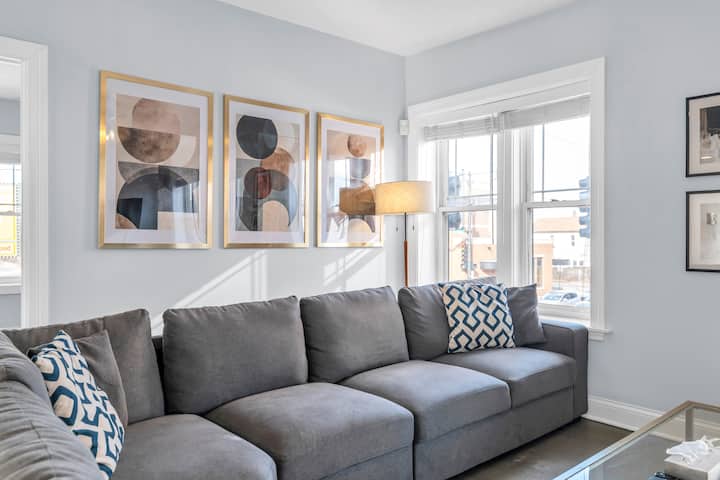Modern Wicker Park Loft | Free On-site Parking - Chicago, IL