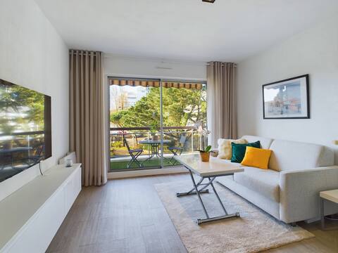 Top Airbnb: Sea view & beach 150 m away Modern apartment in La Baule in La Baule Escoublac