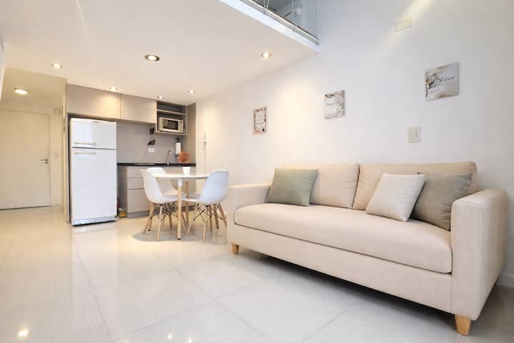 Loft amoblado estudio en San Nicolás con balcón