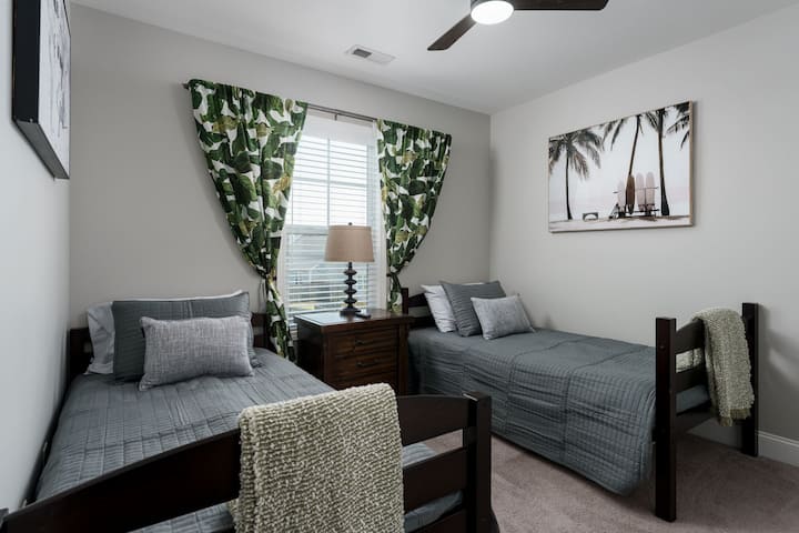 Acogedora habitación doble con ventilador de techo, detalles tropicales y sábanas suaves