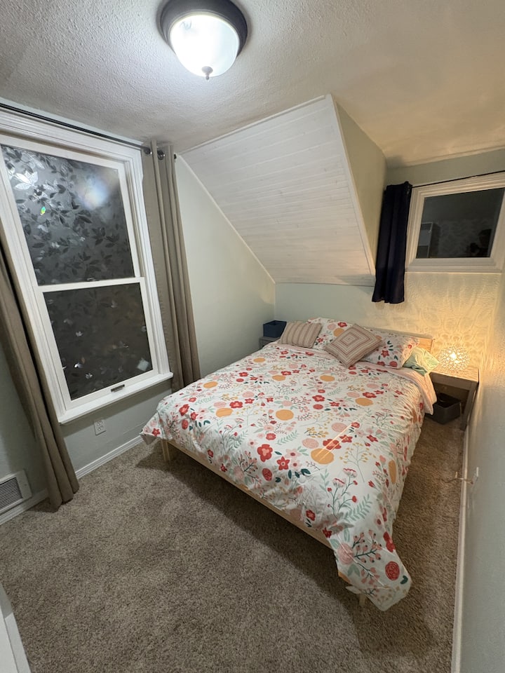 חדר שינה למעלה עם מיטה מלאה. החדר הזה ממש ליד חדר השינה למעלה. למעלה שקט ונעים מאוד. 