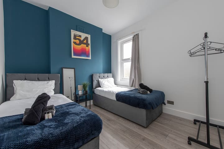 Spacious 4br W/ Parking | 15 Min To Central London - Londýn