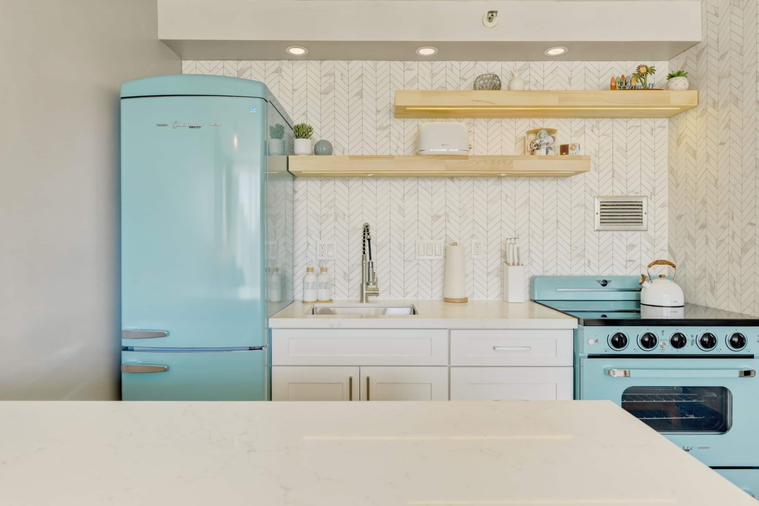 Luxury Retro Waikiki Condo ​w/​F​REE Parking - Image 4