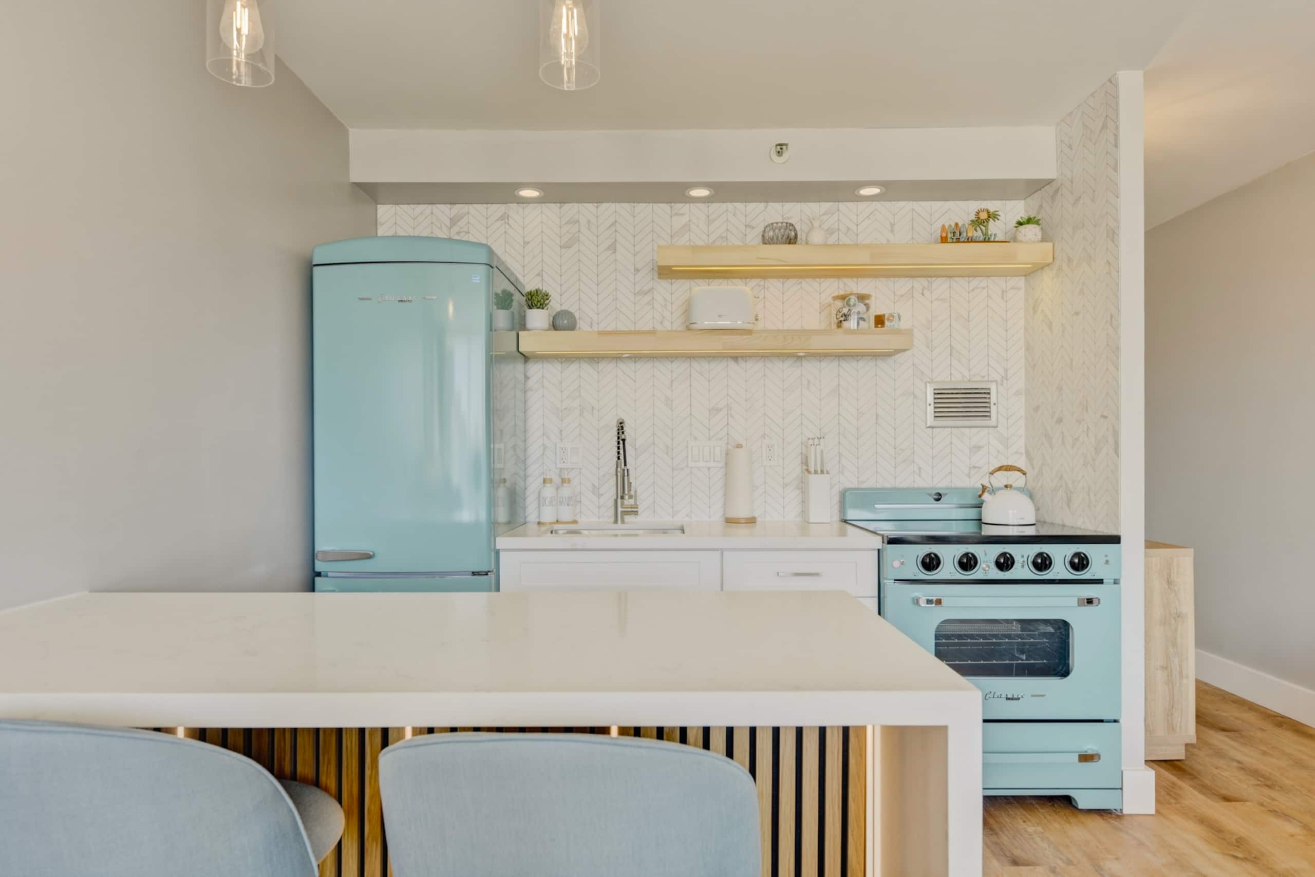 Luxury Retro Waikiki Condo ​w/​F​REE Parking - Image 2