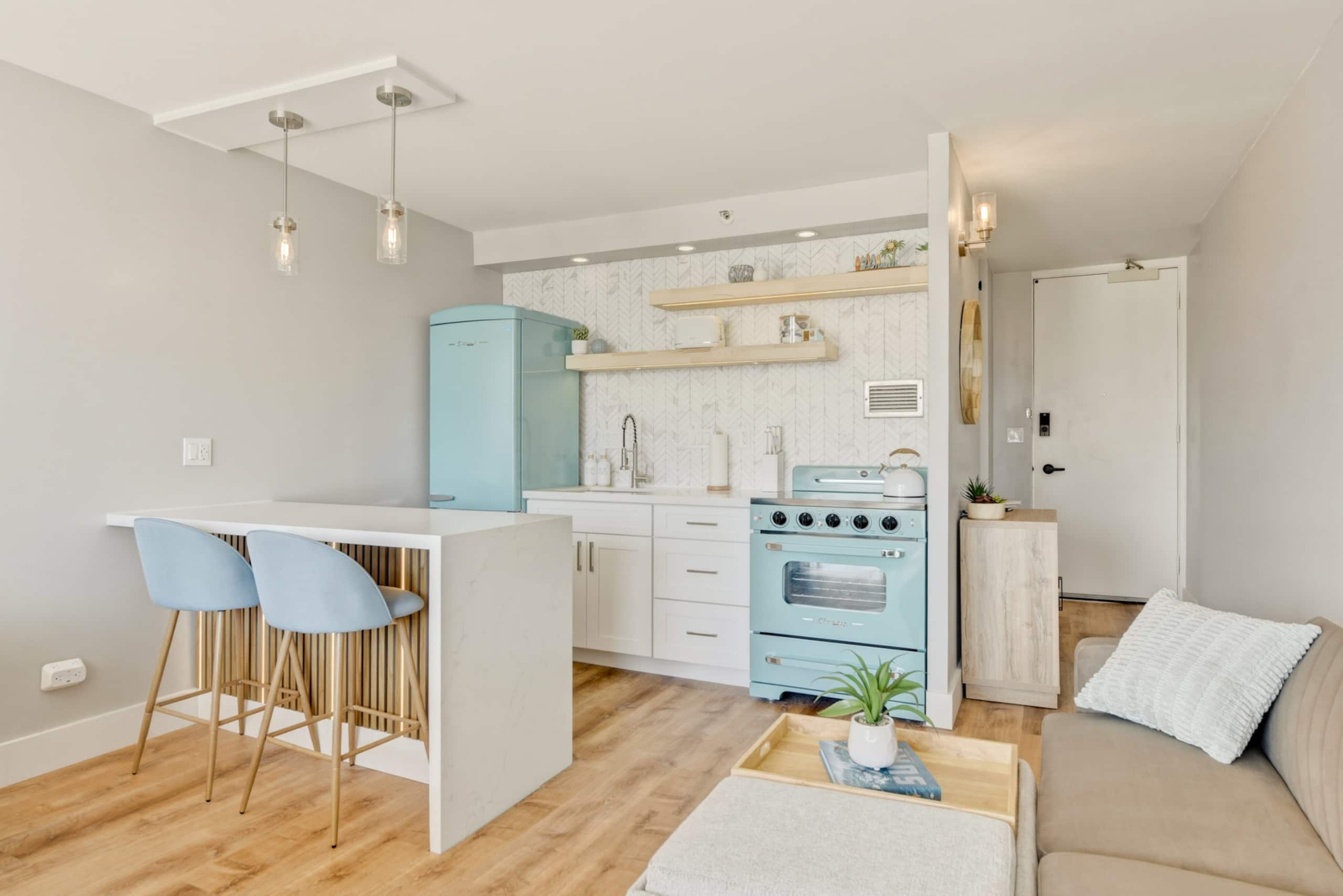 Luxury Retro Waikiki Condo ​w/​F​REE Parking - Image 1