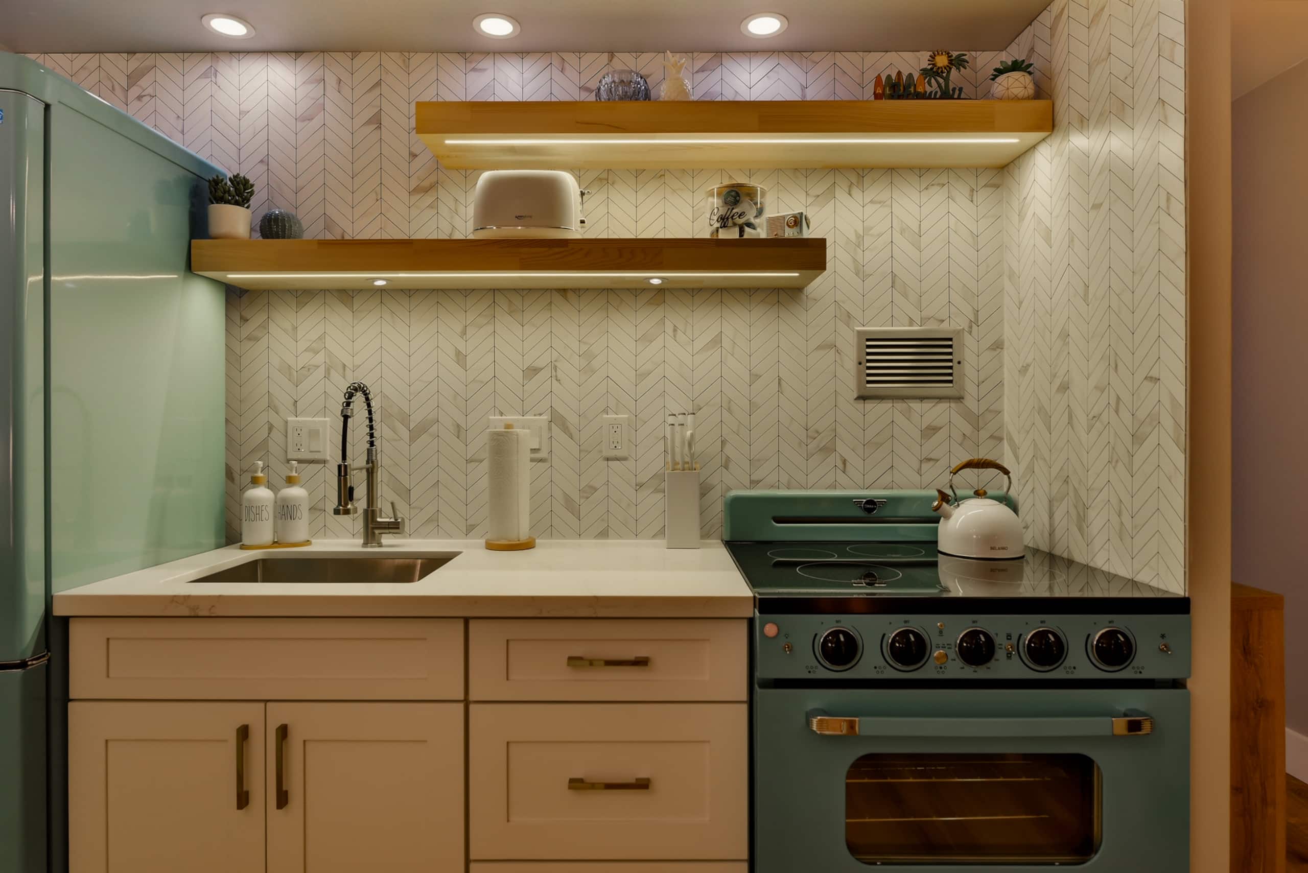 Luxury Retro Waikiki Condo ​w/​F​REE Parking - Image 9
