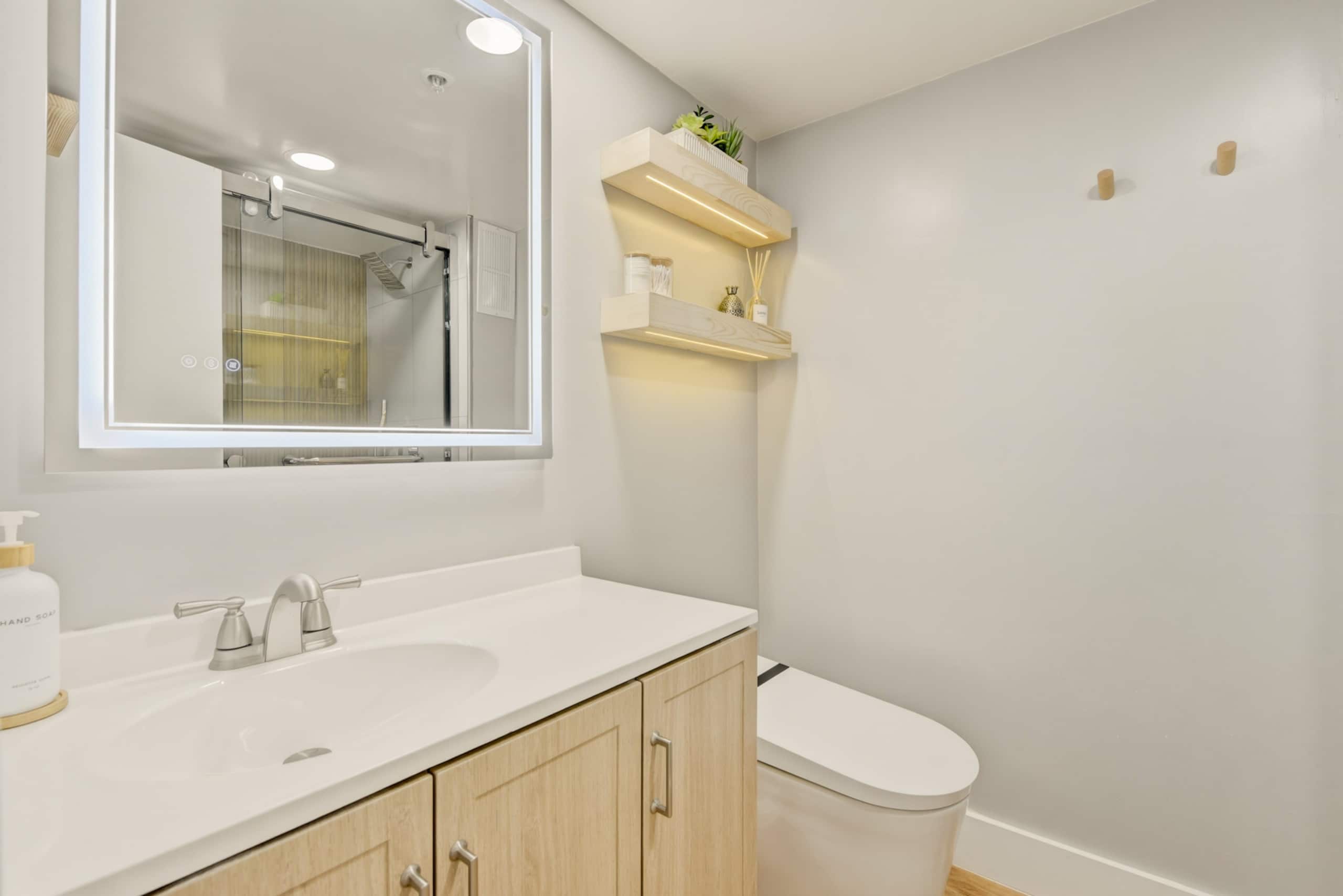 Luxury Retro Waikiki Condo ​w/​F​REE Parking - Image 19