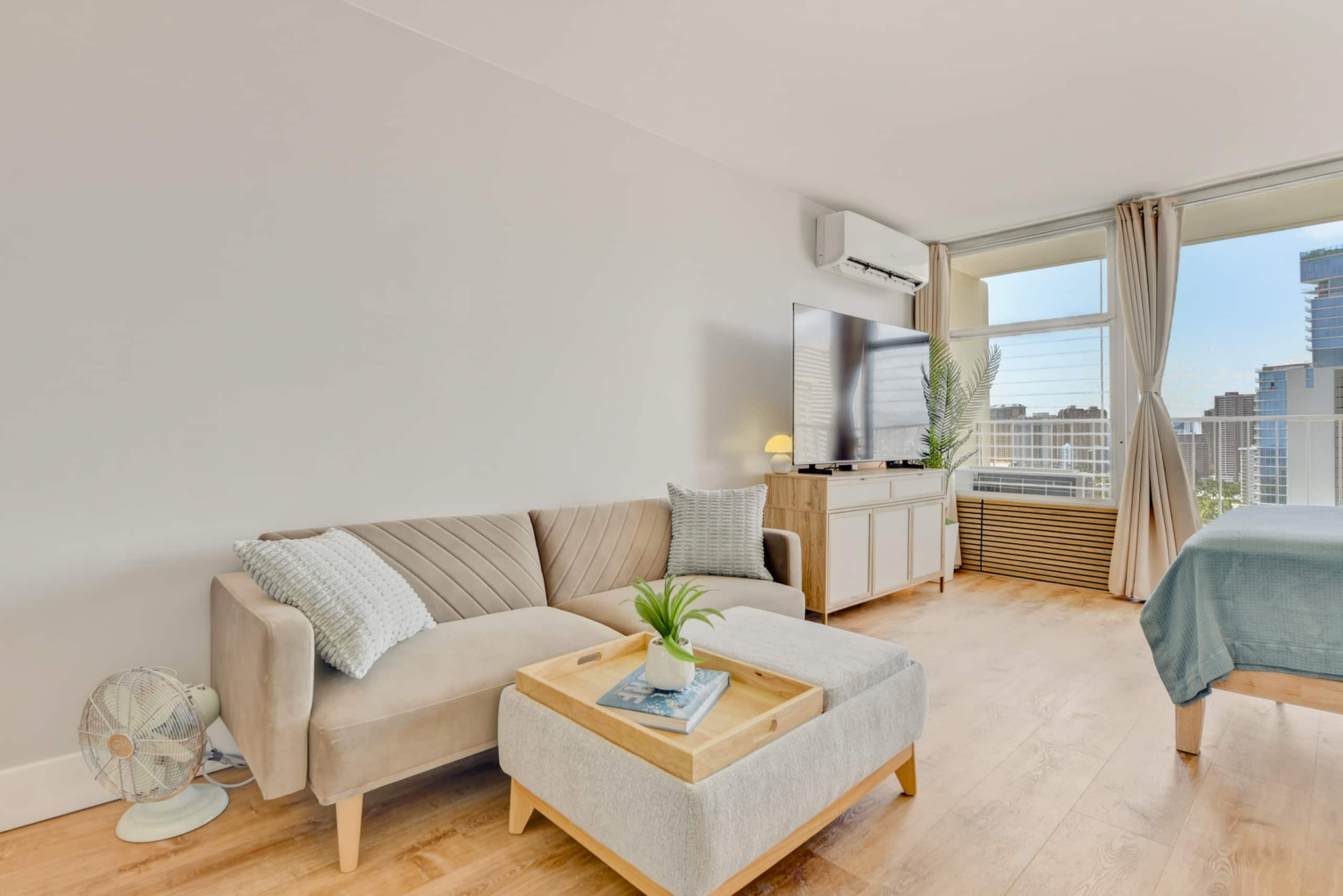 Luxury Retro Waikiki Condo ​w/​F​REE Parking - Image 15