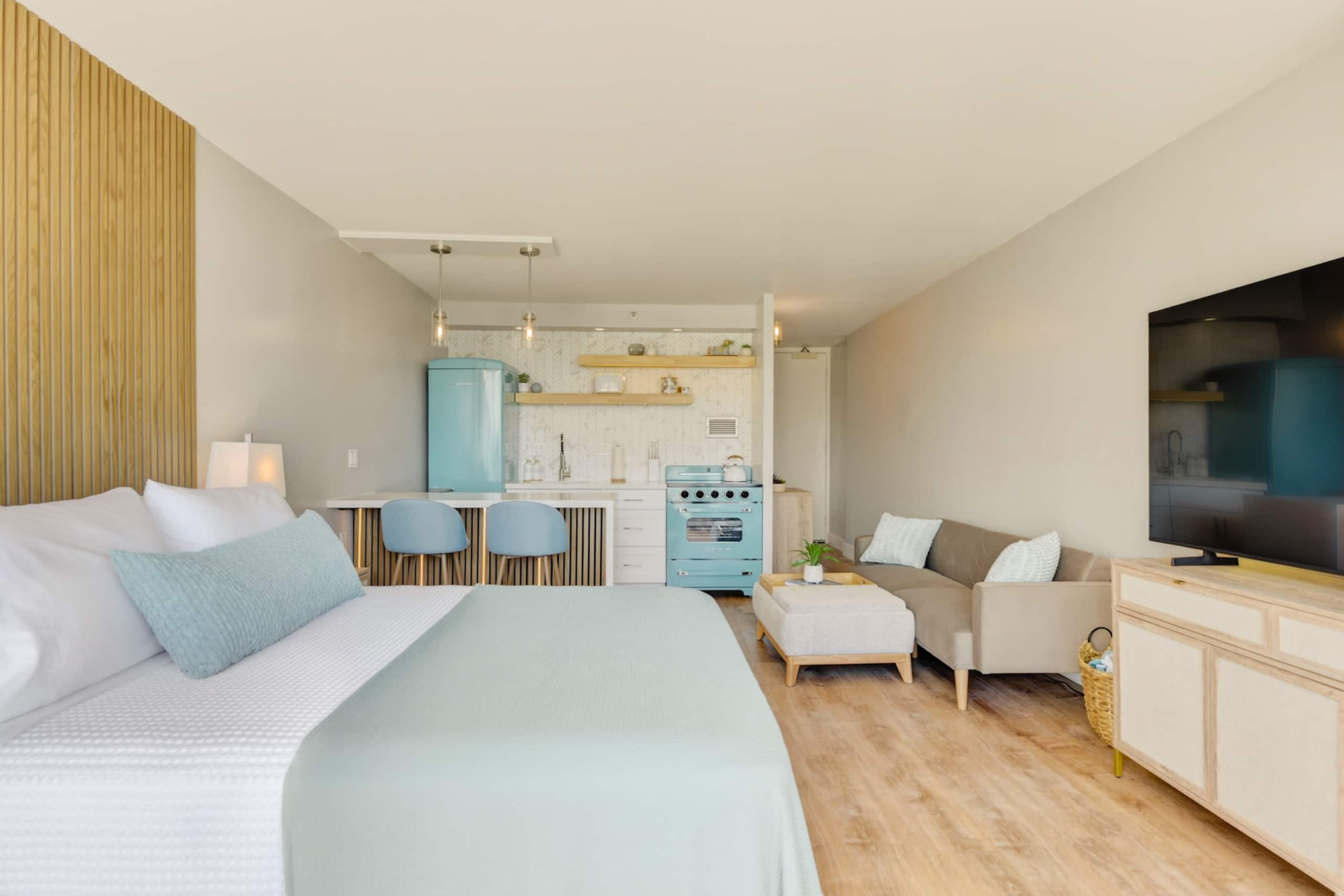 Luxury Retro Waikiki Condo ​w/​F​REE Parking - Image 11
