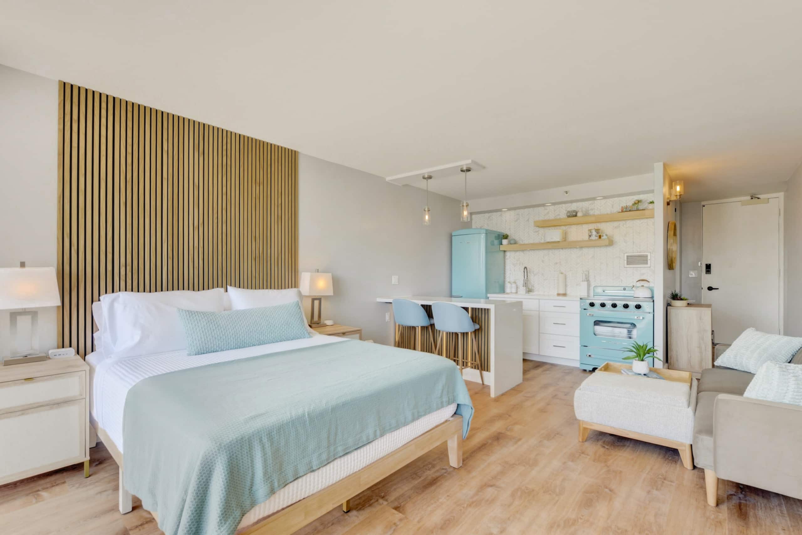 Luxury Retro Waikiki Condo ​w/​F​REE Parking - Image 10