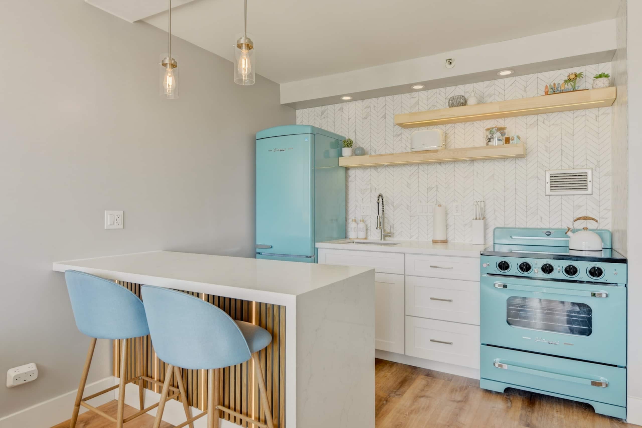 Luxury Retro Waikiki Condo ​w/​F​REE Parking - Image 3
