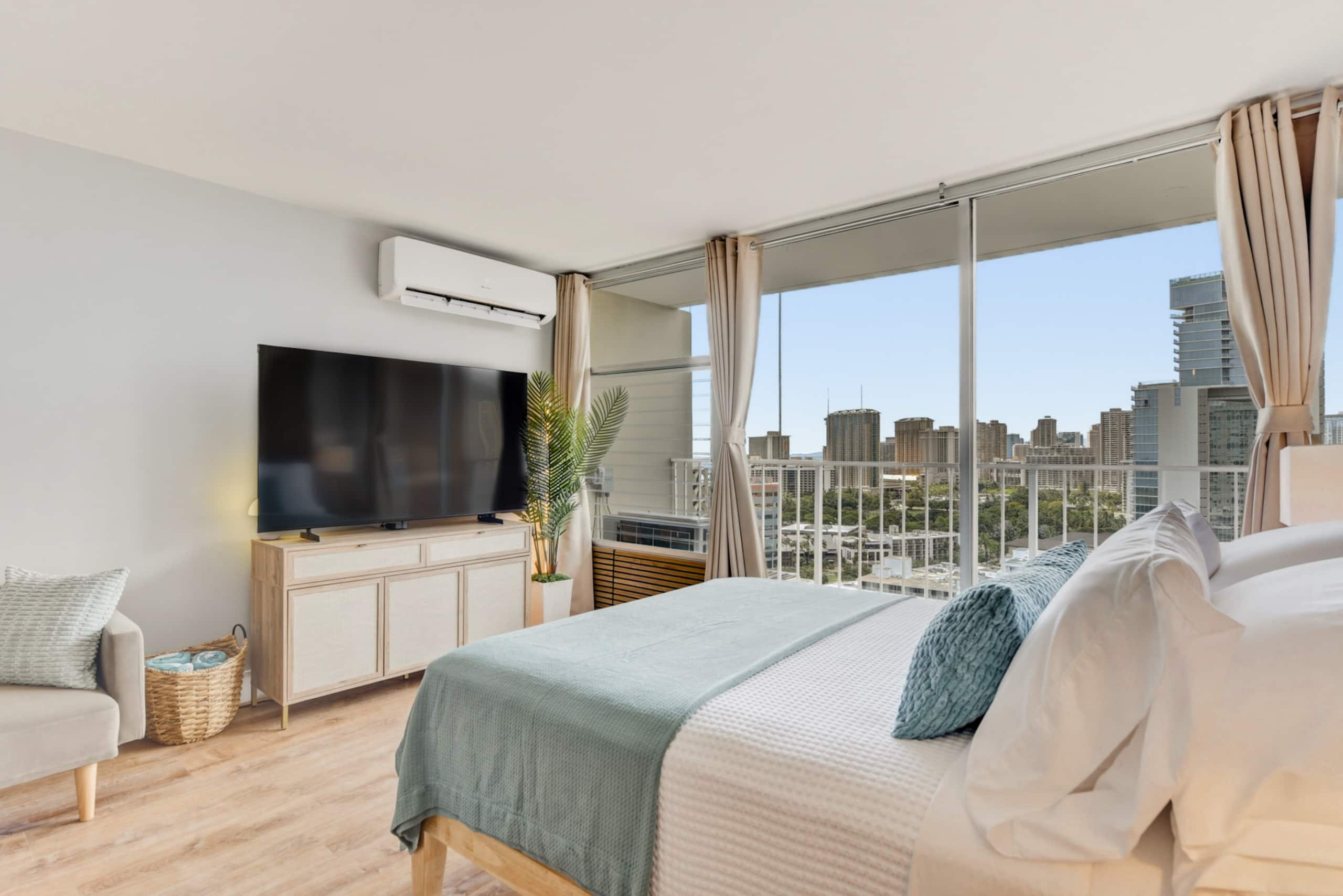 Luxury Retro Waikiki Condo ​w/​F​REE Parking - Image 14