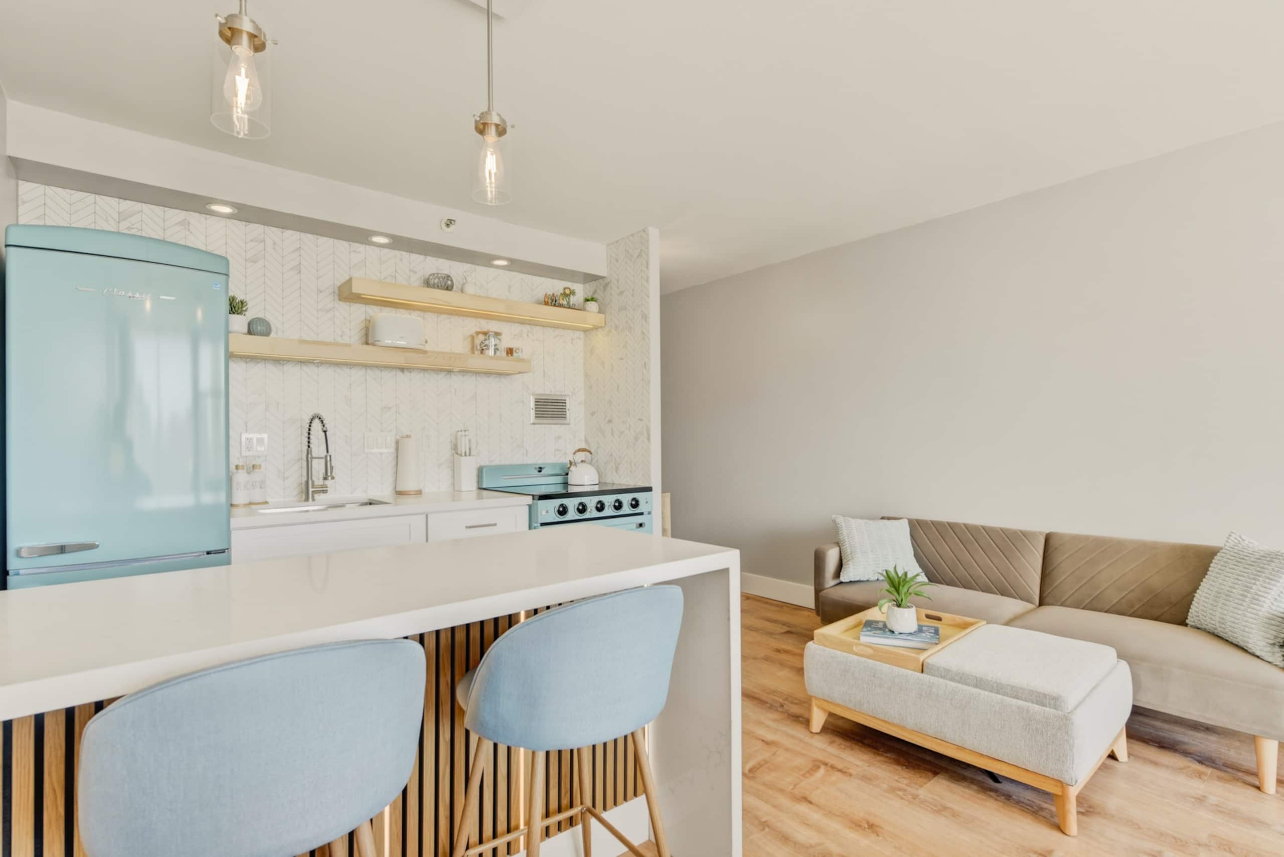 Luxury Retro Waikiki Condo ​w/​F​REE Parking - Image 5