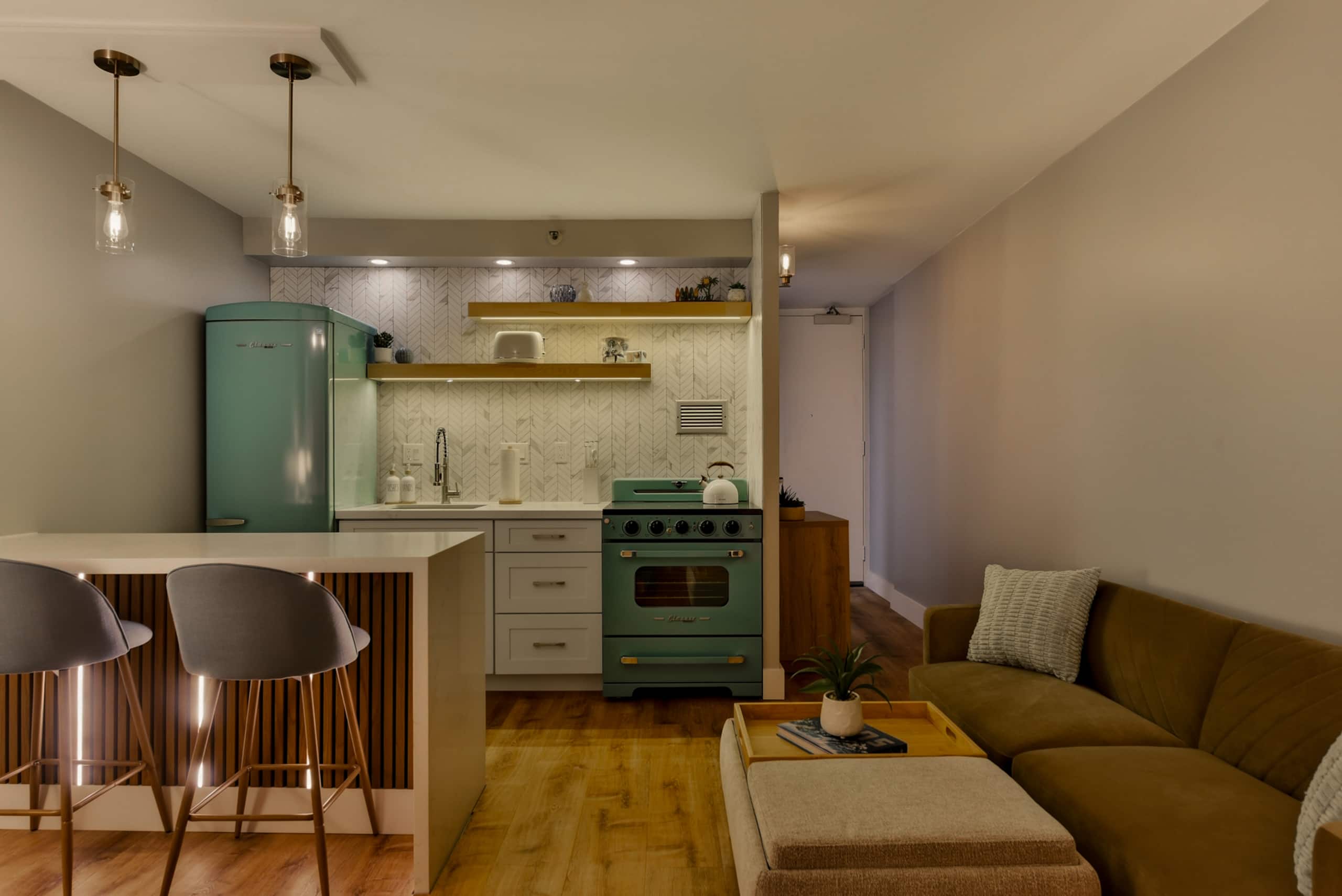 Luxury Retro Waikiki Condo ​w/​F​REE Parking - Image 8