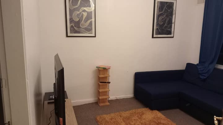 Papajoe's Stay
Sleeps 8/2 Toilets/6 Min2waterworld - Stoke-on-Trent
