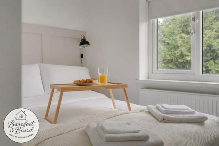 Cama doble pequeña, almacenamiento de ropa, perchas, toallas.