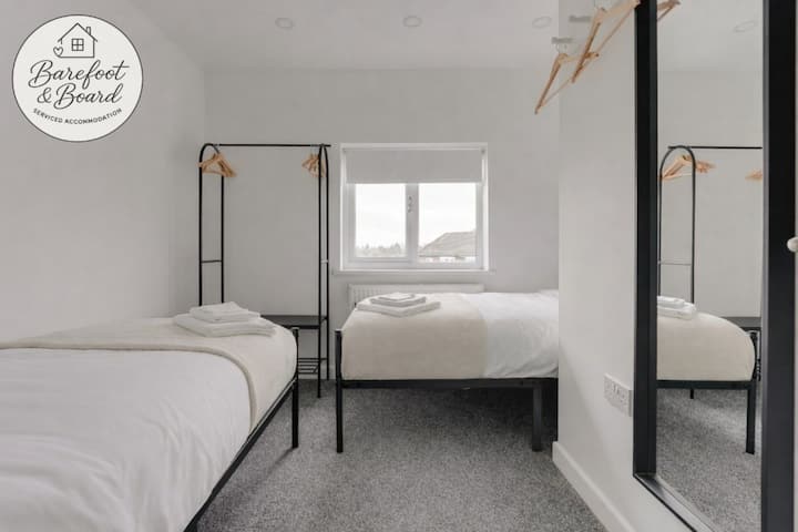 2 camas individuales, almacenamiento de ropa, perchas, toallas.  