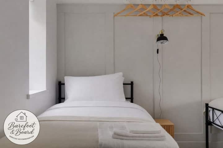 3 camas individuales, perchas para ropa, toallas. 