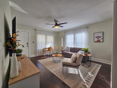 Top Airbnb: Beautiful Historical 1935 Renovated 4-plex Unit 1 in Harlingen