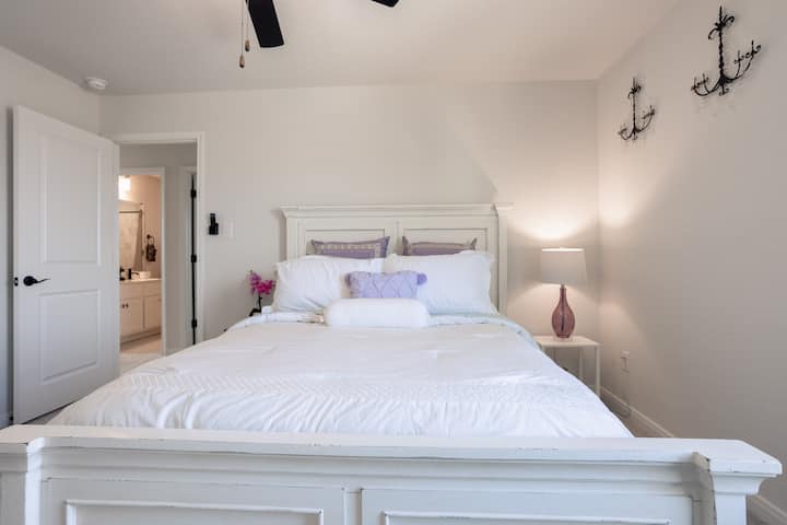 Acogedora habitación en la planta superior con cama tamaño queen.