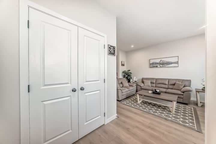 House In Se  (2 Kitchens/5 Beds/3.5 Washrooms) - Calgary