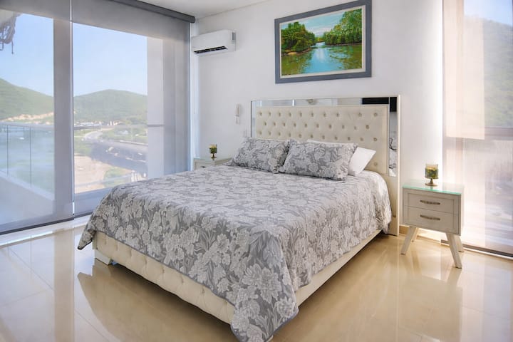 Habitación principal con cama Queen, baño privado y salida directa al balcón. Un espacio elegante y tranquilo pensado para descansar y recargar energías frente al mar.