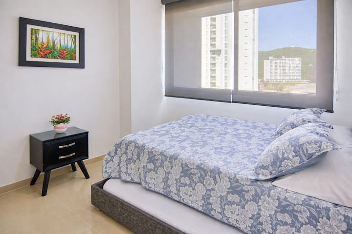 Habitación auxiliar con cama Queen y cama nido, ideal para niños o familiares. Espacio cómodo y climatizado pensado para un descanso profundo.