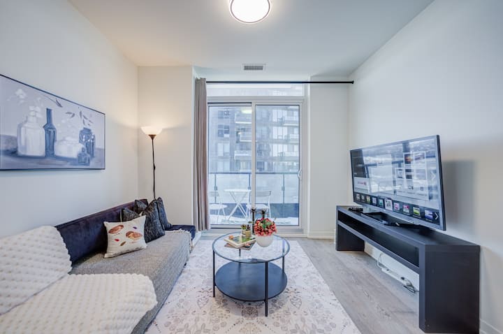 Modern 2br 2ba Condo | Prime Yonge St | Parking - Vaughan