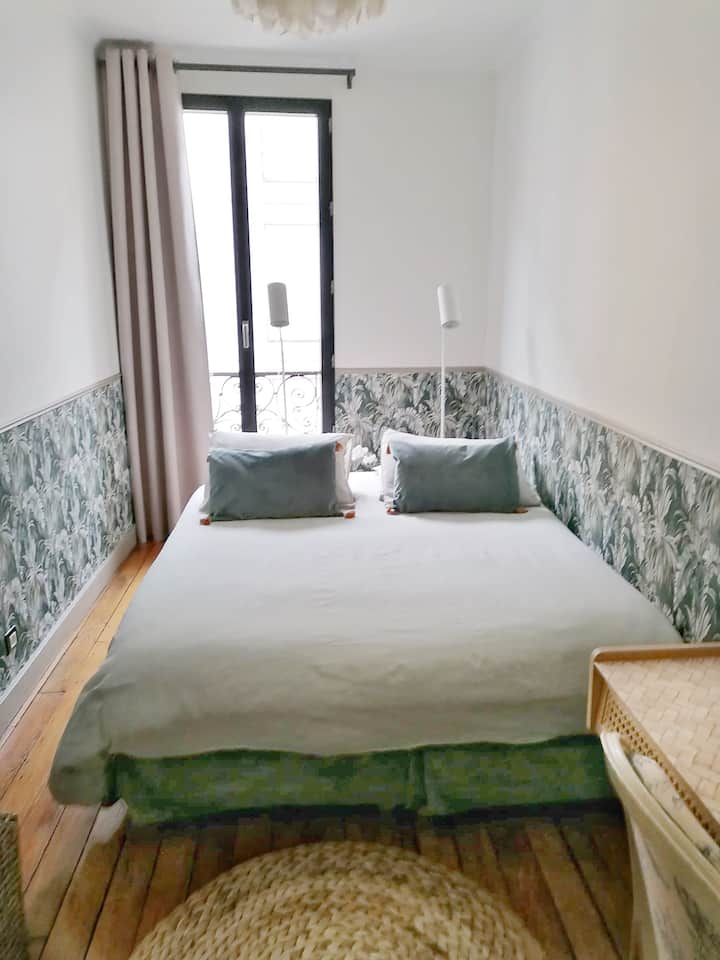 توفر الغرفة سريرًا مزدوجًا يمكن تهيئته كسريرين مفردين عند الطلب.