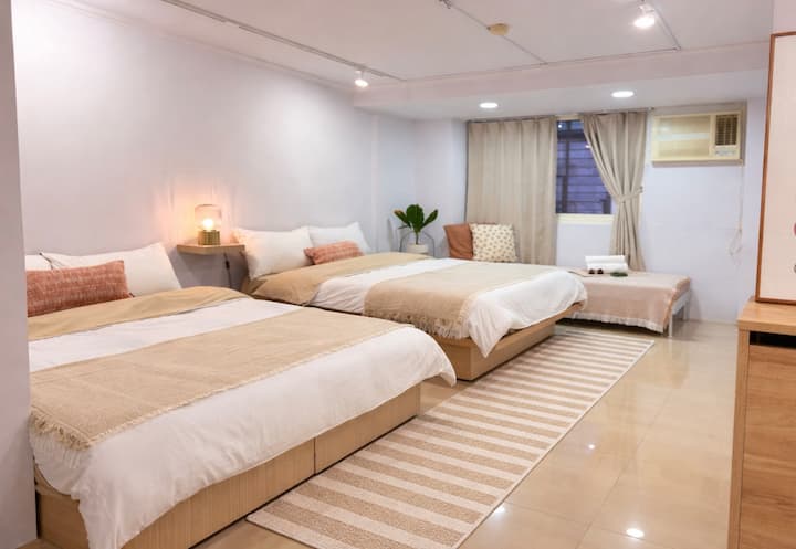 Hay varias camas en la habitación abierta, con espacios claros, creando un ambiente tranquilo y cómodo para que los grupos se relajen juntos sin sentirse abarrotados.