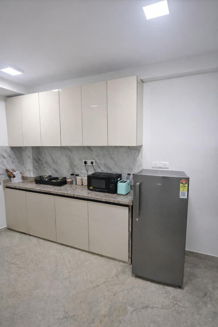 Serene South Delhi Studio | Ac & Backup | 0 Stairs - New Delhi