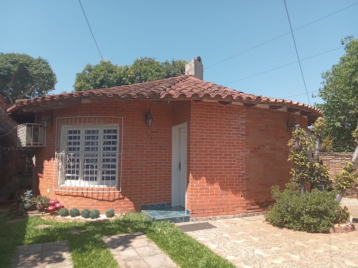 Casa Independiente Con Patio Delantero Y Trasero. - Capiatá