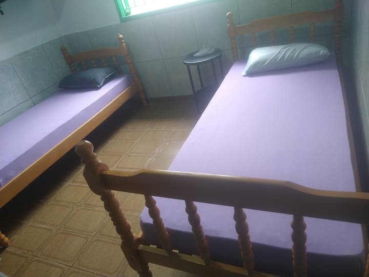Chumba kingine cha kulala, chenye vitanda viwili vya mtu mmoja na kitanda cha ghorofa.