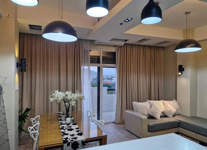 F2m Tower Penthouse Suite Next To Mall - Legazpia