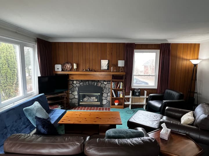 Spacious Toronto Ravine Getaway | Heated Pool - Toronto