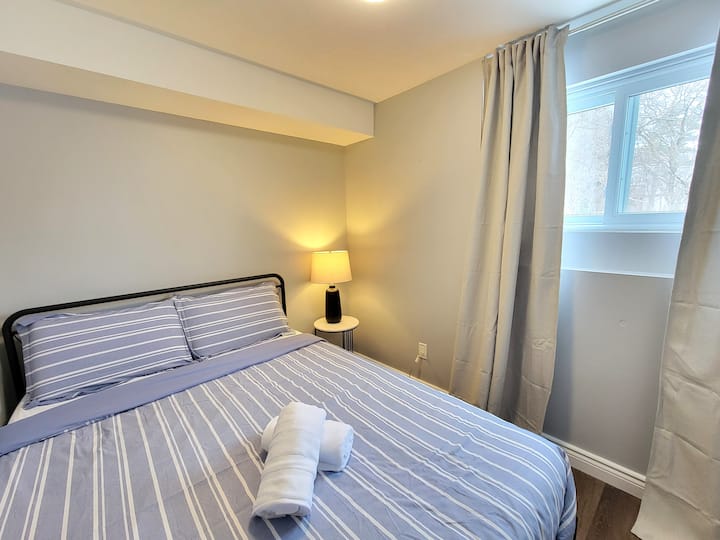 קומת קרקע, חדר שינה חמישי עם מיטת קווין סייז