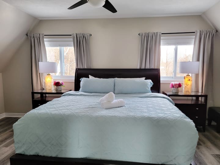 לופט בקומה השנייה עם חדר שינה ראשי עם מיטת קינג סייז וחדר רחצה צמוד