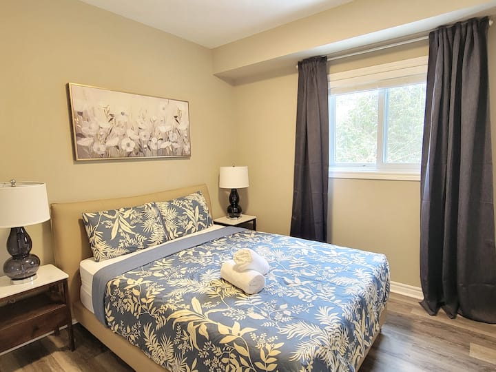 מיטת קווין סייז בקומה הראשית