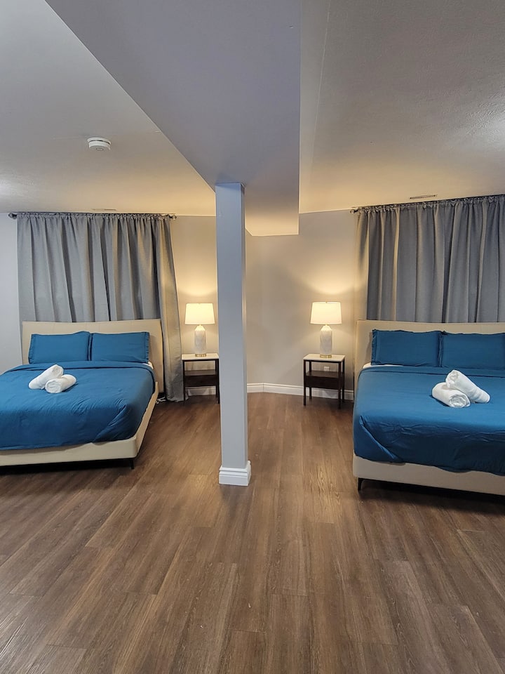 קומת קרקע, חדר שינה רביעי עם 2 מיטות קווין סייז וחדר רחצה פרטי